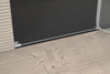 Douche en niche avec porte pivotante sur panneau fixe NT403